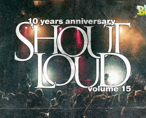 Shout loud Vol. 15 – Das Programm zum Jubiläum steht fest! Neuwied. Niemand von den damals 16 jährigen Veranstaltern hätte wohl geglaubt, dass die ins Leben gerufene Konzertreihe Shout loud eine zehnjährige Zukunft haben könnte. Luca Schüller und Florian Hilger starteten 2013 in Zusammenarbeit mit dem Kinder- & Jugendbüro der Stadt Neuwied die Organisation von Konzerten. Seitdem ist Shout loud in Neuwied eine echte Erfolgsgeschichte. Mehr als 70 verschiedene Bands konnten ihr Können unter Beweis stellen und sich einem großen Publikum präsentieren. Deutlich mehr als 2000 Besucher kamen insgesamt zur Konzertreihe. Neben zahlreichen lokalen Bands schaffte es das Team auch überregional bekannte Bands zu buchen, um für noch mehr Abwechslung im Programm zu sorgen. Konzertbesucher erfreuen sich über die Veranstaltungen, denn Shout loud steht für günstige Eintrittspreise, faire Getränkepreise und ein spannendes Programm. Auch für Snacks und kostenfreie Parkplätze ist stets gesorgt. Zudem bestimmt das Publikum inzwischen aktiv über das zukünftige Programm mit. Realistische Vorschläge können über eine Bandbox eingereicht werden und werden vom Veranstalterteam berücksichtigt. Für die Jubiläumsausgabe zum zehnjährige Bestehen der Veranstaltungsreihe konnten wieder tolle Bands organisiert werden. Line-Up: • Incertain (Letztes Konzert / Farewell Konzert) • The Narrator • Sic Zone • Leyka • Deluminate Incertain, die ihr Bühnendebüt vor zehn Jahren, auf einer Veranstaltung der Shout loud – Organisatoren, gespielt haben, werden ihr letztes Konzert am 06.05.2023 im Big House spielen. Des Weiteren werden The Narrator und Sic Zone auftreten. Zusätzlich stehen Leyka und Deluminate auf der Bühne. Einlass ist am Samstag, 6. Mai 2023 im Big House Neuwied, Museumstraße 4a, Neuwied (Nähe Bahnhof) ab 18:30 Uhr. Tickets können schon jetzt via E-Mail an konzerte@neuwied.de und tickets@shoutloud.org bestellt werden. Da der Zutritt ab einem Alter von 14 Jahren (Jugendschutzgesetz) erfolgt, wird gebeten, einen Ausweis oder ein anderes Dokument mitzubringen. Alle Informationen auch auf www.shout-loud.de und auf www.juz-neuwied.de . Das Festival findet mit freundlicher Unterstützung des Big House Neuwied statt.